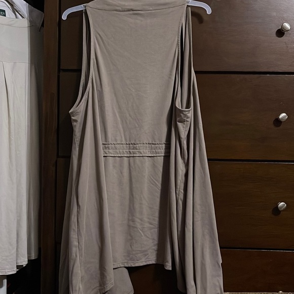 Ladies long sleeveless vest with gathered back - Picture 1 of 2